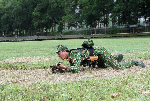 Súng sử dụng cơ chế nạp đạn bằng khí nén, thoi nạp đạn xoay. Khẩu này có cơ chế sử dụng búa điểm hỏa và có thể chỉnh chế độ an toàn. Độ chính xác của loại súng này được tăng cường do các rãnh xoán trong nòng được gia công. Nguồn ảnh: QĐND
