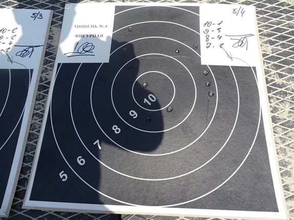 Bài 2 bắn bia số 4 có vòng tròn tính điểm với cự ly từ 300m đến 500m, xạ thủ tự xác định xự ly và sức gió. Mỗi xạ thủ sẽ bắn 10 viên trong vòng 3 phút, bắn trúng vòng nào đc tính điểm vòng đó. Kết thúc bài 2, kết quả sơ bộ, đội tuyển Việt Nam tạm đứng thứ 5/21. Nguồn ảnh: QĐND