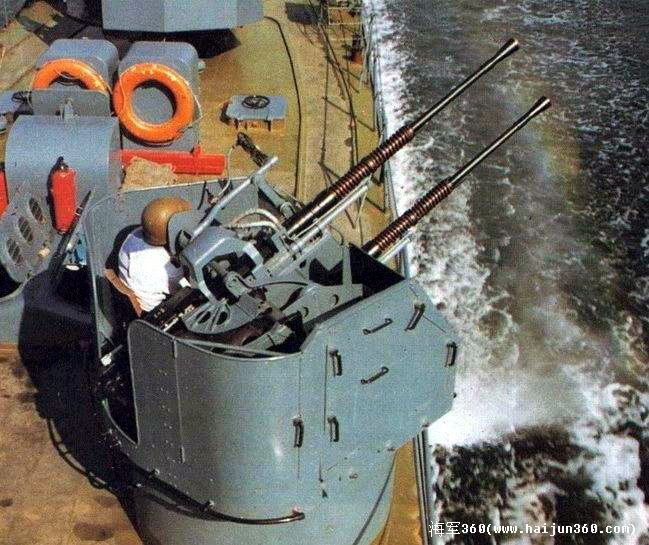 Ngoài ra còn có 2-4 bệ pháo phòng không Type 61 25mm phải thao tác bắn thủ công. Nói chung, khả năng phòng không của Type 051 chủ yếu là để phòng chống máy bay, không có tác dụng chống tên lửa diệt hạm. Nguồn ảnh: Sina