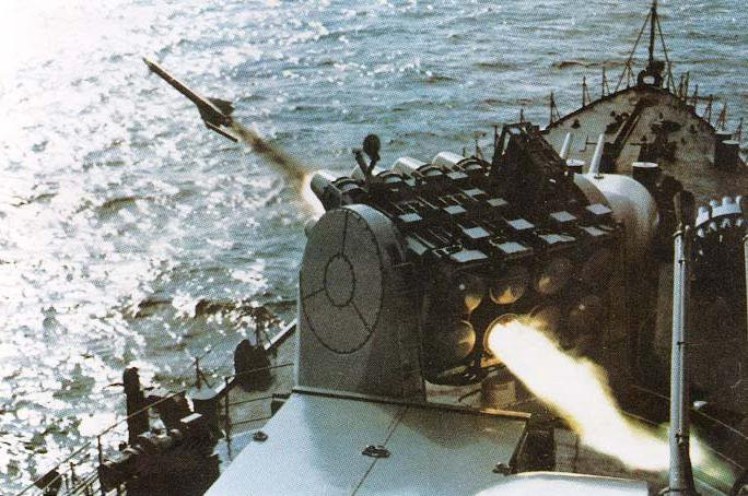 Sau này, đến cuối những năm 1990, một số tàu Type 051 được hiện đại hóa trang bị hệ thống phòng không tầm ngắn HQ-7 tăng khả năng bảo vệ chống tên lửa hành trình ở mức độ hạn chế. HQ-7 đạt tầm bắn 10-15km. Nguồn ảnh: Sina