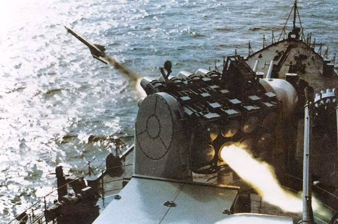 Sau này, đến cuối những năm 1990, một số tàu Type 051 được hiện đại hóa trang bị hệ thống phòng không tầm ngắn HQ-7 tăng khả năng bảo vệ chống tên lửa hành trình ở mức độ hạn chế. HQ-7 đạt tầm bắn 10-15km. Nguồn ảnh: Sina