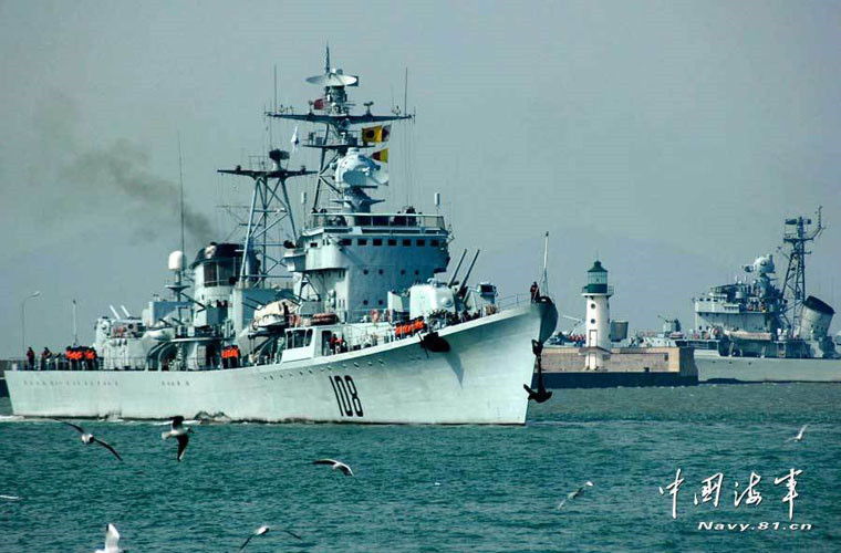 Thực tế, cho tới cuối những năm 1990, tàu khu trục Type 051 vẫn là một trong những tàu chiến chủ lực và lớn nhất của Hải quân Trung Quốc. Vào thời điểm giai đoạn 1970-1980, nó còn được xem là đại diện tiêu biểu tàu khu trục mang tên lửa dẫn đường hiện đại thế hệ đầu tiên và là lớp tàu chiến đầu tiên do Trung Quốc đóng tích hợp hệ thống quản lý tác chiến. Nguồn ảnh: Sina