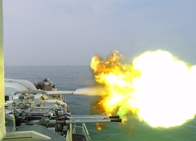 Ngoài ra, pháo hạm này cũng có khả năng tự động hóa tốt và độ chính xác cao, trong trường hợp hệ thống điện tử xảy ra sự cố có thể điều khiển bắn bằng tay. Tuy vậy, nhược điểm của loại pháo này là kích cỡ lớn, tính năng tàng hình và khả năng phòng thủ yếu. Nguồn ảnh: Sina