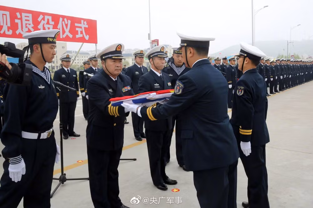 Lớp tàu được thiết kế đậm chất công nghệ những năm 1970 và đôi khi có phần kém hơn nếu so với tàu Nga - Mỹ. Nó dài 132m, rộng 12,8m, mớn nước 4,6m, lượng giãn nước toàn tải 3.670 tấn, trang bị động cơ hơi nước cho tốc độ tối đa 32 hải lý/h. Nguồn ảnh: Sina