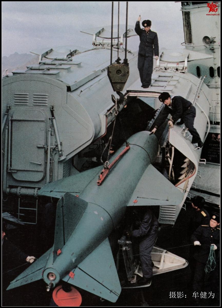 Về vũ khí săn hạm, Type 051 thời kỳ đầu trang bị trang bị 8 tên lửa hành trình chống hạm HY-1J - Trung Quốc sản xuất trên cơ sở loại P-15 Termit của Liên Xô. Nguồn ảnh: Sina