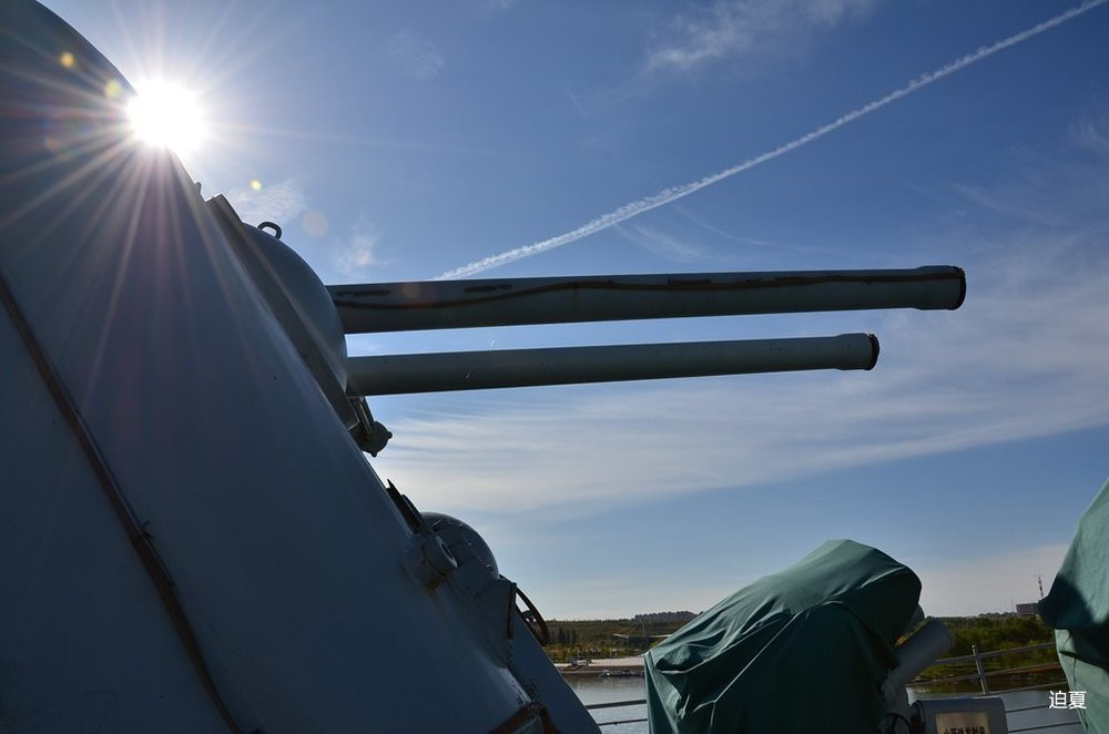 Về mặt hỏa lực, tàu khu trục thế hệ 1 của Trung Quốc trang bị hai bệ pháo Type 76 cỡ nòng 130mm hai nòng có tốc độ bắn 17 phát/phút, tầm bắn 16-29km, tính toán trên lý thuyết 6 phát pháo 130mm có thể tiêu diệt được chiến hạm trọng tải 3000 tấn. Nguồn ảnh: Sina