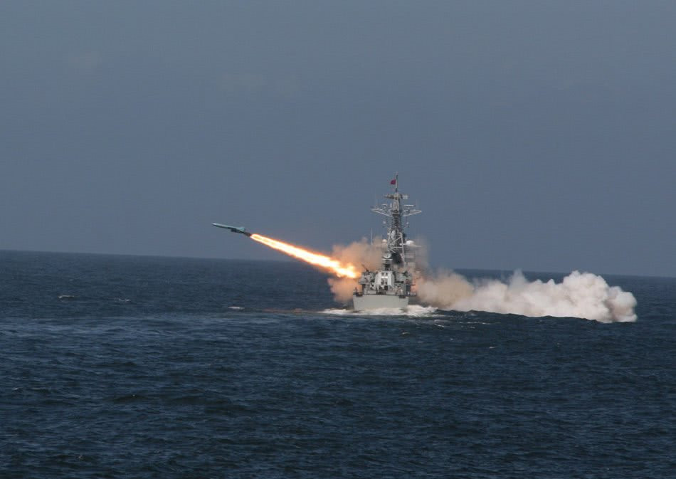 HY-1J có tầm bắn khoảng 85km, mang đầu nổ nặng nửa tấn nhưng tốc độ bay khá chậm, khả năng kháng nhiễu kém là tên lửa hệ cũ và bị cho là đã quá lỗi thời, không đảm bảo khả năng tác chiến. Nguồn ảnh: Sina