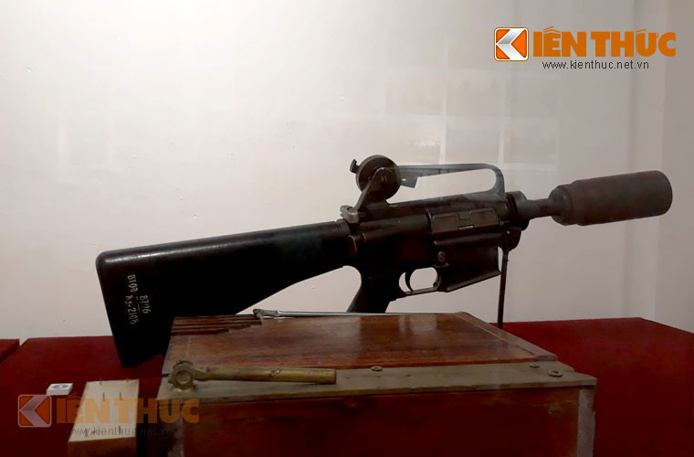 Trong ảnh, có thể thấy phần lớn nòng của khẩu súng trường tấn công AR-15 đã bị cắt bỏ và thay bằng ống phóng đạn lựu. Sản phẩm do xí nghiệp 198, Công ty 198 Bộ Tổng tham mưu sản xuất. Hiện không rõ liệu khẩu súng được khai hỏa theo cơ chế nào. Tuy nhiên, việc chuyển đổi công năng từ một súng trường thành súng phóng lựu là điều gây bất ngờ, vô cùng sáng tạo của các chuyên gia kỹ thuật quân sự Việt Nam. Ảnh chụp tại Bảo tàng PK-KQ