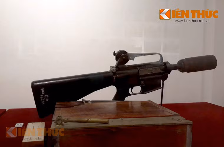 Trong ảnh, có thể thấy phần lớn nòng của khẩu súng trường tấn công AR-15 đã bị cắt bỏ và thay bằng ống phóng đạn lựu. Sản phẩm do xí nghiệp 198, Công ty 198 Bộ Tổng tham mưu sản xuất. Hiện không rõ liệu khẩu súng được khai hỏa theo cơ chế nào. Tuy nhiên, việc chuyển đổi công năng từ một súng trường thành súng phóng lựu là điều gây bất ngờ, vô cùng sáng tạo của các chuyên gia kỹ thuật quân sự Việt Nam. Ảnh chụp tại Bảo tàng PK-KQ