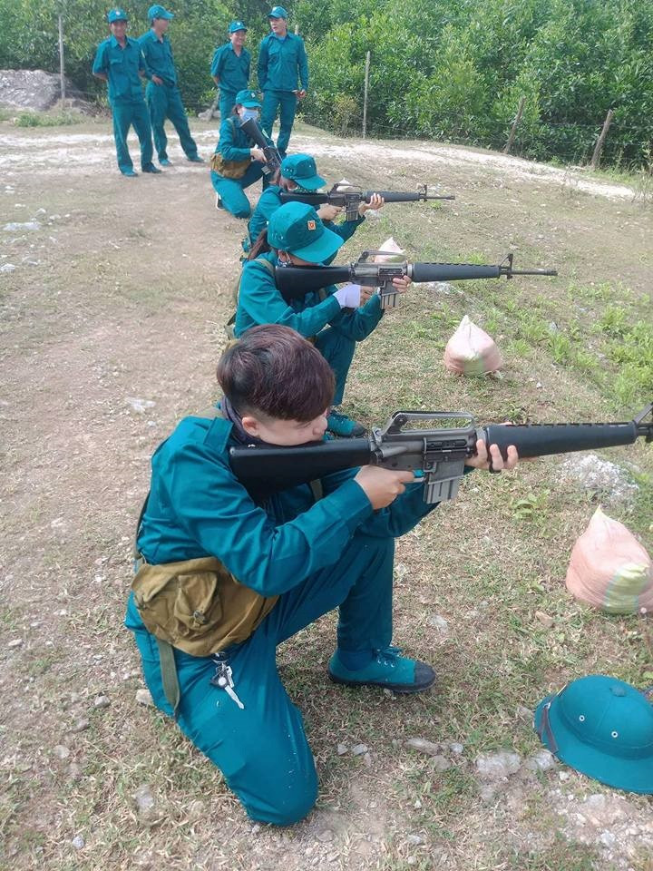 AR-15 có trọng lượng 2,86kg (không tính hộp tiếp đạn và dây đeo), chiều dài 990,06m, cơ cấu hoạt động kiểu nạp đạn bằng khí nén và thoi nạp đạn xoay. Ảnh: Báo Quảng Ngãi