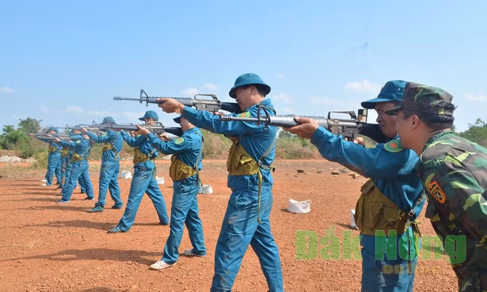 Vì bộ đội chính quy của ta quen với dòng súng trường AK, thế nên Colt AR-15 và cả M16 chủ yếu trang bị cho lực lượng dân quân tự vệ, có phiên bản đặc biệt còn được biên chế cho cảnh sát biển. Ảnh: Báo Đăk Nông