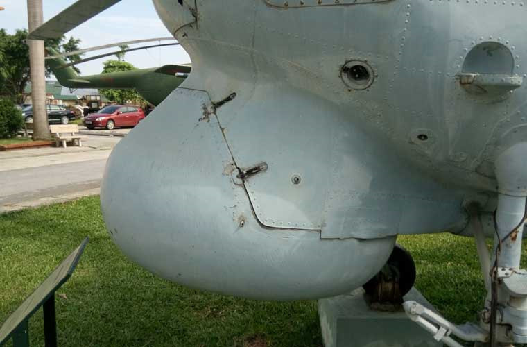 Về khí tài săn ngầm, Ka-25 được trang bị hệ thống định vị thủy âm OKA-2, cảm biến quang điện "nhìn xuống dưới" (đặt ở đuôi) và cảm biến phát hiện từ tính bất thường. Trong ảnh, cận cảnh nơi chứa khí tài trinh sát – săn ngầm trực thăng Ka-25 Việt Nam.