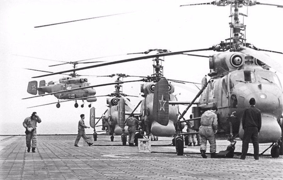 Kiểu cánh quạt đồng trục đem lại nhiều ưu điểm dù thiết kế rất phức tạp. Cụ thể, với hai cánh quạt nâng thì đường kính, vận tốc quay của cánh quạt không cần lớn lắm cho phép cánh quạt hoạt động trong khoảng hiệu suất cao nhất, và độ an toàn chống cộng hưởng, chống rung giật cánh quạt tốt, không mất phần công suất hoang phí như loại Sikorsky. Nguồn ảnh: Pikabu