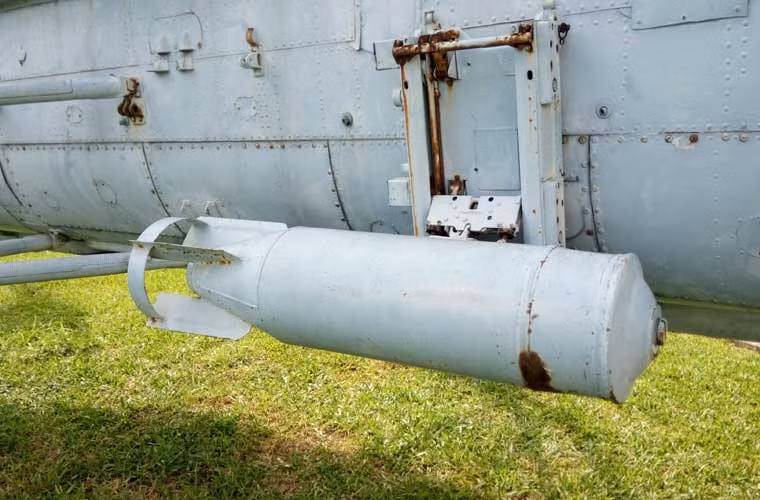 Giá treo ngoài có thể mang 2-4 quả bom nổ phá thông thường.