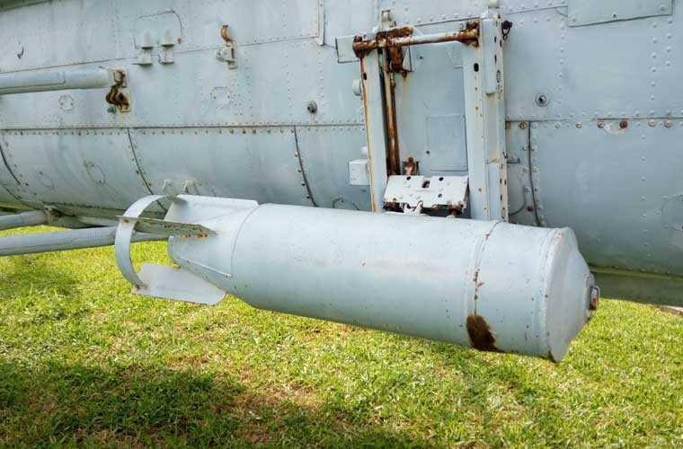 Giá treo ngoài có thể mang 2-4 quả bom nổ phá thông thường.