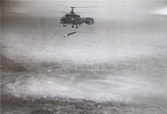 Về vũ khí, Ka-25 được thiết kế khoang trong thân và giá treo bên ngoài cho phép mang tối đa 1,9 tấn đạn dược gồm từ 1-2 quả ngư lôi 450mm AT-1/1M (tầm bắn 10km). Trong ảnh, Ka-25 đang thả ngư lôi AT-1 ở độ cao chỉ vài chục mét. Nguồn ảnh: Army-war