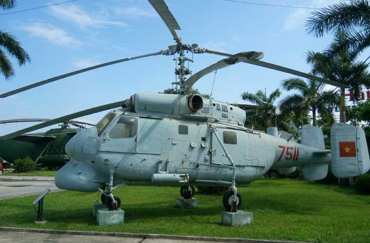 Trong ảnh là trực thăng săn ngầm Ka-25 số hiệu 755 – một trong 6 chiếc mà ta nhận được từ Liên Xô. Theo thông tin của Bảo tàng PK-KQ, chiếc 755 trong suốt thời gian phục vụ đã tham gia làm nhiệm vụ bảo vệ vùng biển của Tổ quốc như trinh sát các mục tiêu trên biển, dưới mặt nước, chỉ huy, tìm kiếm, cứu hộ, tuần tra bảo vệ vùng biển và vùng trời. Thời gian đầu những năm 1980, hàng tuần có đến 8-10 chuyến bay Ka-25 trinh sát biển.