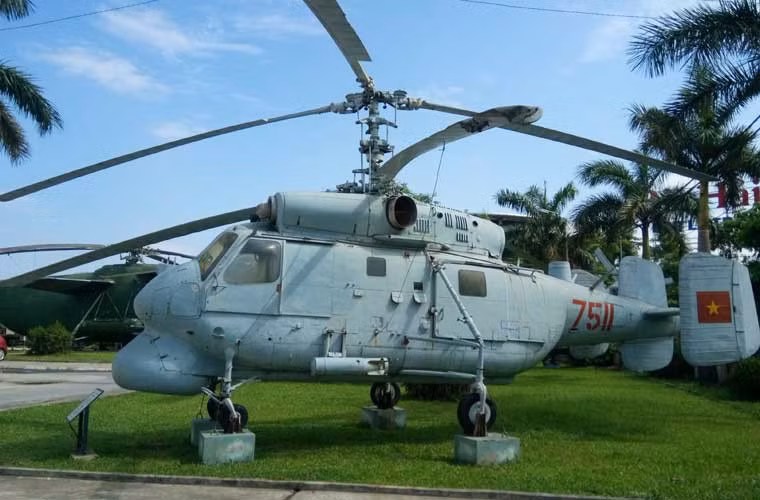 Trong ảnh là trực thăng săn ngầm Ka-25 số hiệu 755 – một trong 6 chiếc mà ta nhận được từ Liên Xô. Theo thông tin của Bảo tàng PK-KQ, chiếc 755 trong suốt thời gian phục vụ đã tham gia làm nhiệm vụ bảo vệ vùng biển của Tổ quốc như trinh sát các mục tiêu trên biển, dưới mặt nước, chỉ huy, tìm kiếm, cứu hộ, tuần tra bảo vệ vùng biển và vùng trời. Thời gian đầu những năm 1980, hàng tuần có đến 8-10 chuyến bay Ka-25 trinh sát biển.