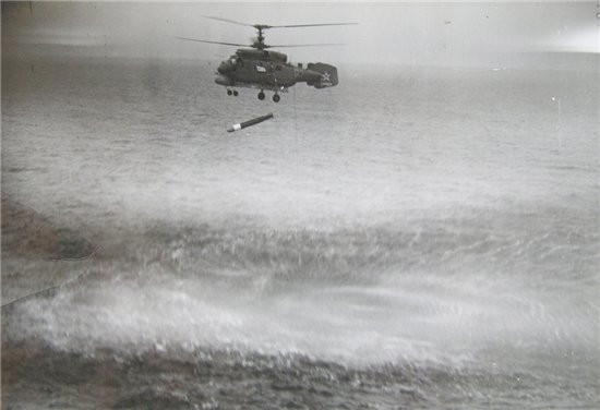 Về vũ khí, Ka-25 được thiết kế khoang trong thân và giá treo bên ngoài cho phép mang tối đa 1,9 tấn đạn dược gồm từ 1-2 quả ngư lôi 450mm AT-1/1M (tầm bắn 10km). Trong ảnh, Ka-25 đang thả ngư lôi AT-1 ở độ cao chỉ vài chục mét. Nguồn ảnh: Army-war