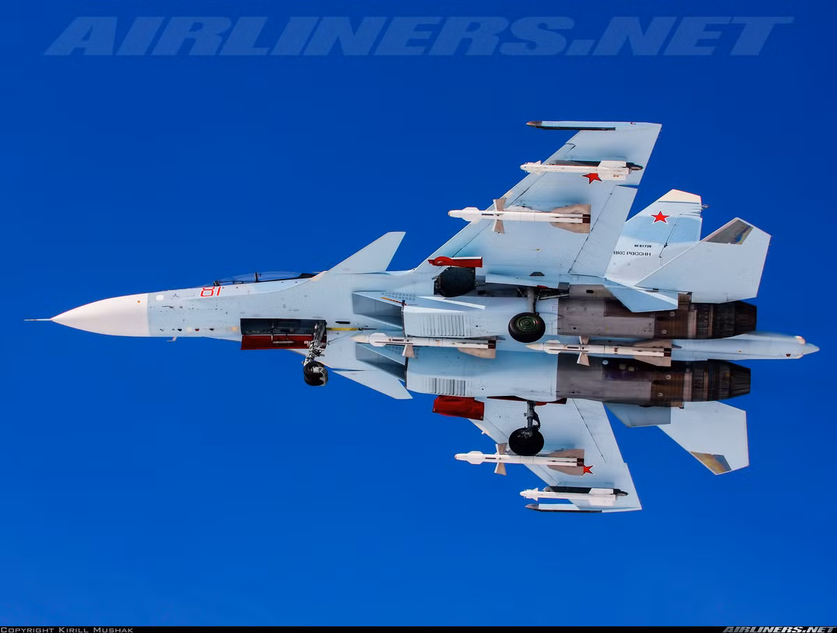 Trong ảnh Su-30SM với cấu hình vũ khí cho nhiệm vụ không đối không gồm: 2 đạn tầm ngắn R-73 và 4 đạn tầm trung R-27. Nguồn ảnh: Airliners.net