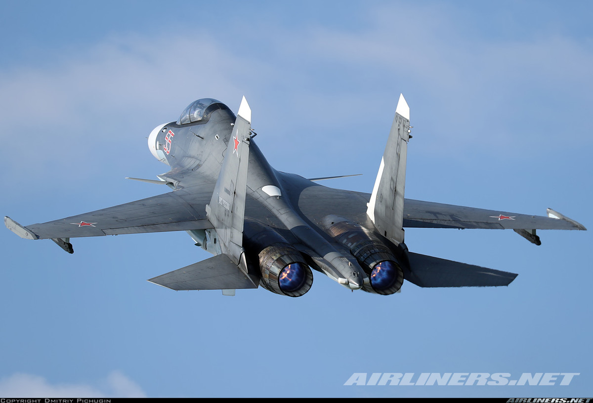 Su-30SM là phiên bản nâng cấp sâu rộng trên cơ sở phiên bản xuất khẩu MK dành cho Không Quân Nga. Máy bay tích hợp hàng loạt công nghệ động cơ, radar, vũ khí tiên tiến khiến nó được xếp vào hàng tiêm kích thế hệ 4++. Nguồn ảnh: Airliners.net