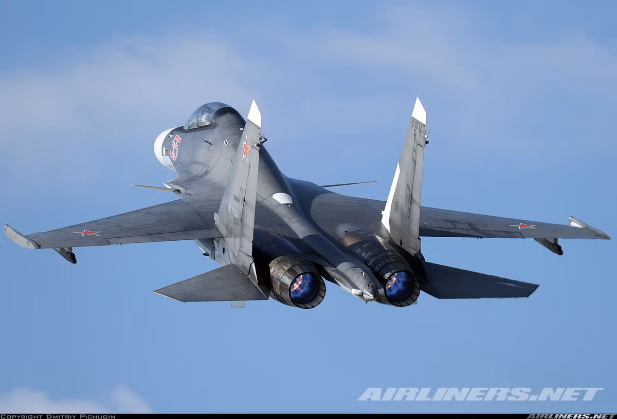 Su-30SM là phiên bản nâng cấp sâu rộng trên cơ sở phiên bản xuất khẩu MK dành cho Không Quân Nga. Máy bay tích hợp hàng loạt công nghệ động cơ, radar, vũ khí tiên tiến khiến nó được xếp vào hàng tiêm kích thế hệ 4++. Nguồn ảnh: Airliners.net