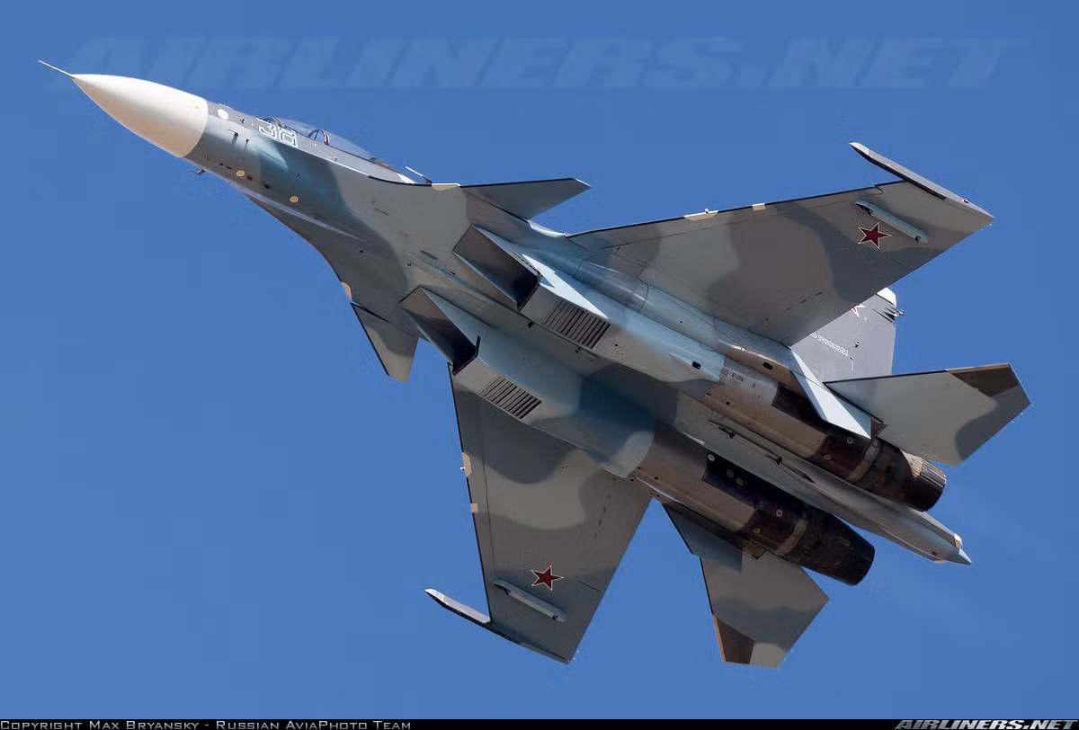 Tải trọng của Su-30SM vẫn là 8 tấn với 12 điểm treo cho phép mang đầy đủ các loại vũ khí đối không, đối đất, đối hải. Nguồn ảnh: Airliners.net