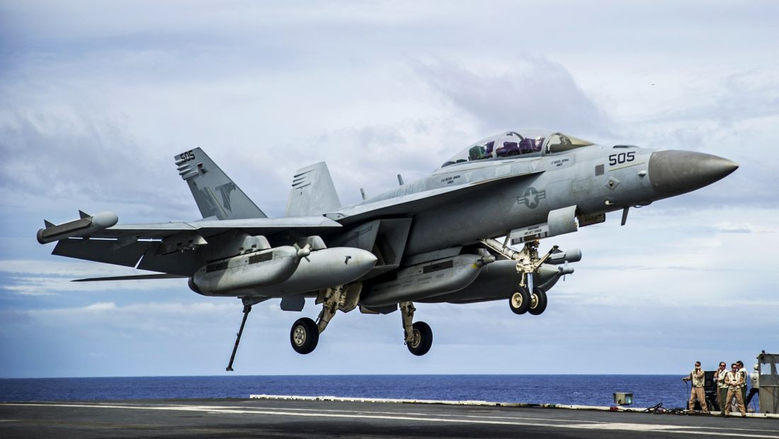 Cach gay nhieu cua may bay tac chien dien tu tren tau san bay-Hinh-2