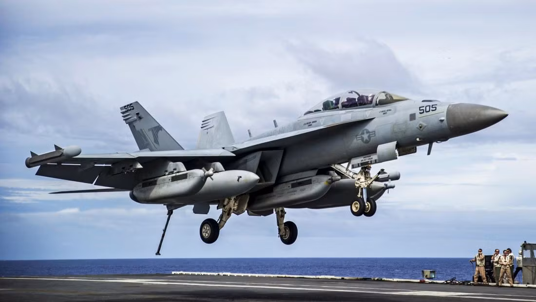 Cach gay nhieu cua may bay tac chien dien tu tren tau san bay-Hinh-2