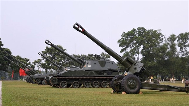 Ngoài các hệ thống pháo tự hành tự sản xuất, hiện Việt Nam duy trì tình trạng cực kỳ tốt, sẵn sàng chiến đấu của các loại pháo tự hành do Liên Xô viện trợ như 2S1 Gvozdika, 2S3 Akatsiya, ASU-85 và SU-100. Trong ảnh, pháo tự hành 2S3 Akatsiya tại lữ đoàn pháo binh 45 anh hùng. Nguồn ảnh: QĐND