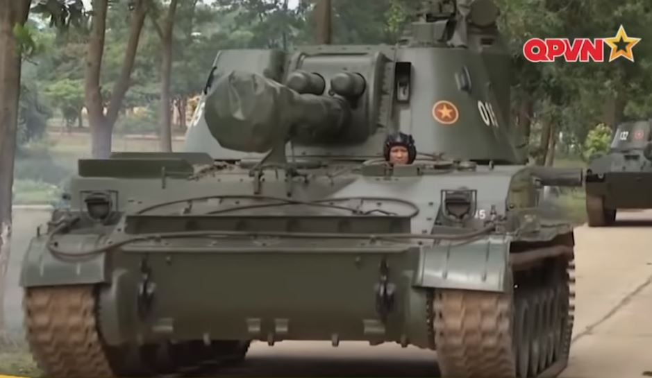 Trong ảnh là pháo tự hành 2S3 Akatsiya tại Lữ đoàn pháo binh 45, loại này được quân đội ta định danh là SU-152 – “trùng” với tên gọi pháo tự hành nổi tiếng Liên Xô trong CTTG 2. 2S3 do Cục thiết kế Petrov thiết kế năm 1967, sản xuất ở Liên Xô và Nga từ 1967-1993. Ngoài Việt Nam, ngay cả ở Nga 2S3 vẫn là loại pháo tự hành phổ biến, trang bị rộng rãi cho các sư đoàn chủ lực. Nguồn ảnh: Quốc phòng Việt Nam