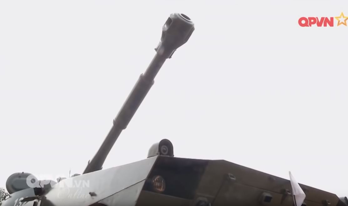 Pháo tự hành 2S1 sử dụng khung gầm xe thiết giáp MT-LB cải tiến với trọng lượng 16 tấn, trang bị khẩu pháo cỡ 122mm 2A18 có tốc độ bắn phát/phút tầm bắn 15-21km tùy loại đạn. Nguồn ảnh: Quốc phòng Việt Nam