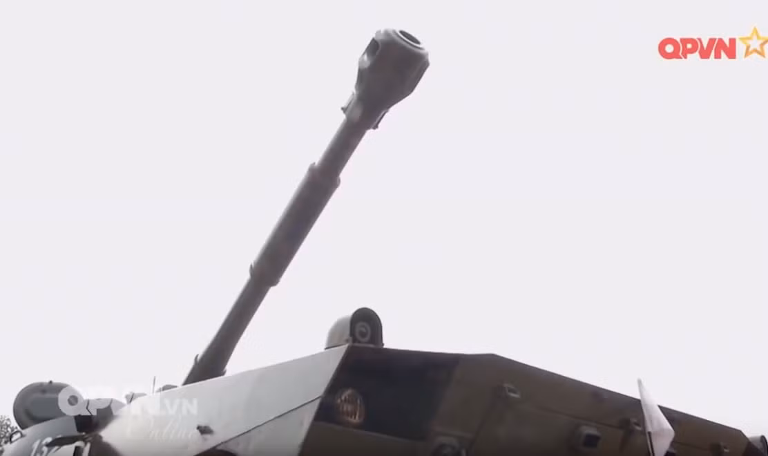 Pháo tự hành 2S1 sử dụng khung gầm xe thiết giáp MT-LB cải tiến với trọng lượng 16 tấn, trang bị khẩu pháo cỡ 122mm 2A18 có tốc độ bắn phát/phút tầm bắn 15-21km tùy loại đạn. Nguồn ảnh: Quốc phòng Việt Nam