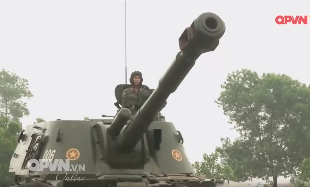 Hệ thống pháo tự hành 2S3 dùng khung gầm xe xích Object 303 với trọng lượng 28 tấn, dài tổng thể 8,4m, rộng 3,25m, cao 3,05m. 2S3 trang bị khẩu pháo 152,4mm D-22 với chiều dài nòng gấp 27 lần cỡ nòng. Tốc độ bắn pháo 2,6-3,5 viên/phút, tầm bắn từ 18,5-24km tùy loại đạn. Nguồn ảnh: Quốc phòng Việt Nam