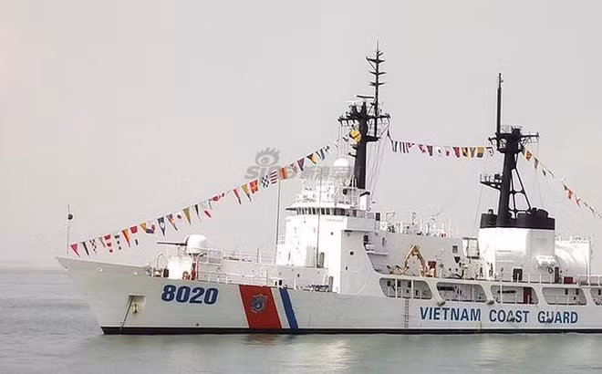 Ngoài tự lực trong nước, CSB Việt Nam những năm gần đây còn nhận được sự hỗ trợ từ lực lượng tuần duyên thế giới. Năm 2017, CSB Việt Nam được mở rộng thêm đội tàu lớn khi Mỹ chấp thuận chuyển giao tàu tuần duyên USCGC Morgenthau (WHEC-722). Con tàu được phía Việt Nam đặt lại tên là CSB 8020, có lượng giãn nước tối đa 3.250 tấn, dài 115 m, rộng 13 m. Ảnh: dvidshub.net