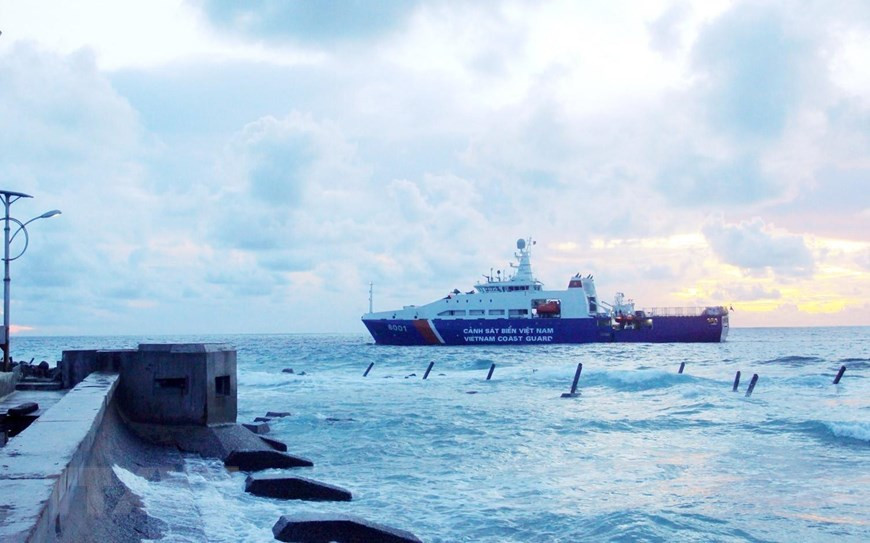 Tính đến năm 2019, Cảnh sát biển Việt Nam trang bị khoảng 70 tàu tuần tra các loại từ cỡ nhỏ 100-400 tấn cho tới loại 3.000-4.000 tấn, phần lớn trong số đó tự sản xuất theo thiết kế trong nước và nước ngoài, một phần được viện trợ hoặc mua mới. Đặc biệt, CSB Việt Nam cũng được trang bị máy bay tuần thám với nhiều trang thiết bị kỹ thuật hiện đại theo tiêu chuẩn châu Âu. Ảnh: TTXVN