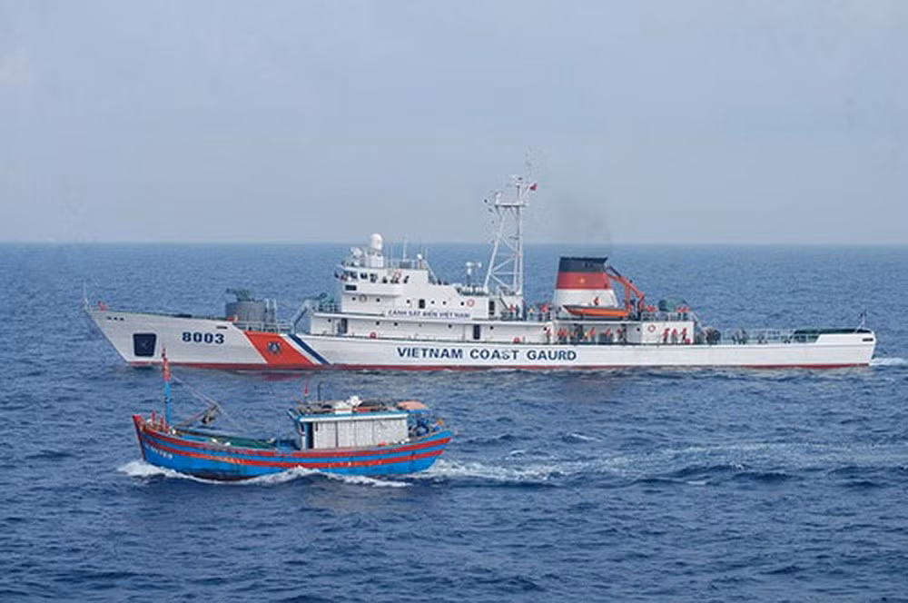 Ngoài sự hỗ trợ của Mỹ, Cảnh sát biển Việt Nam còn nhận được sự "tiếp viện" từ Nhật Bản và Hàn Quốc. Cho tới thời điểm này, Hàn Quốc cung cấp 3 tàu tuần tra cho Việt Nam gồm 2 tàu 280 tấn (số hiệu 2015, 2016) và một tàu tuần tra lớn 1.500 tấn CSB 8003. Ảnh: ANTĐ