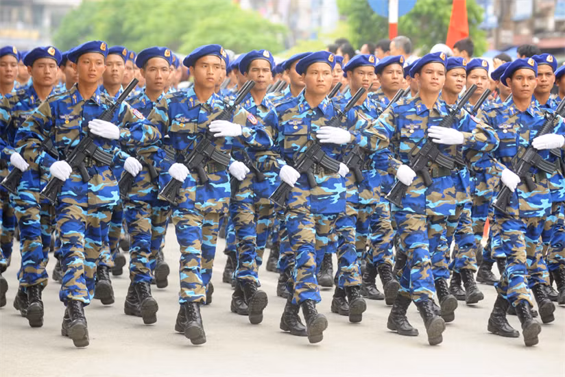  Cảnh sát biển Việt Nam (tiếng Anh là Vietnam Coast Guard - VCG) là lực lượng quân sự thực hiện chức năng quản lý về an ninh, trật tự, an toàn và bảo đảm việc chấp hành pháp luật của nước Cộng hòa Xã hội chủ nghĩa Việt Nam và điều ước quốc tế có liên quan mà Việt Nam là thành viên trên các vùng biển và thềm lục địa. Ảnh: Báo Đất Việt