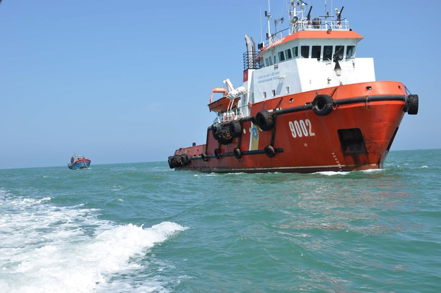 Tàu tuần tra cứu hộ cứu nạn CSB 9002 do nhà máy Sông Thu chế tạo theo bản thiết kế của Hà Lan. Tổng cộng CSB Việt Nam trang bị 4 chiếc loại này, lượng giãn nước 1.400 tấn. Ảnh: TTXVN