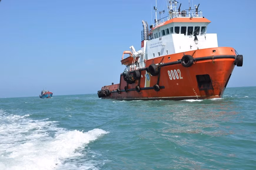 Tàu tuần tra cứu hộ cứu nạn CSB 9002 do nhà máy Sông Thu chế tạo theo bản thiết kế của Hà Lan. Tổng cộng CSB Việt Nam trang bị 4 chiếc loại này, lượng giãn nước 1.400 tấn. Ảnh: TTXVN