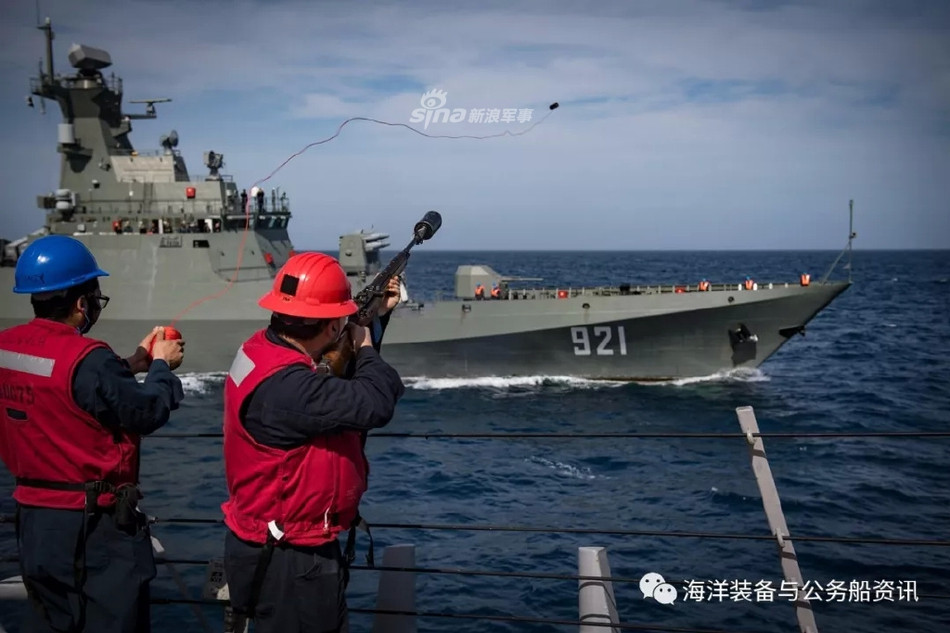 Thế nên, đây có thể là lần đầu tiên một chiến hạm “made in China” chạy gần tới thế với siêu chiến hạm Aegis của Hải quân Mỹ. Nguồn ảnh: Sina