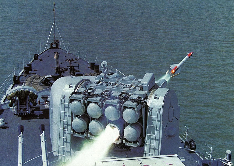 Về hỏa lực phòng không, chiến hạm trang bị bệ phóng FM90 với 8 tên lửa hải đối không HQ-7 đạt tầm bắn từ 700m tới 15km, độ cao tác xạ 15m tới 6.000m. Nguồn ảnh: Air Power Australia
