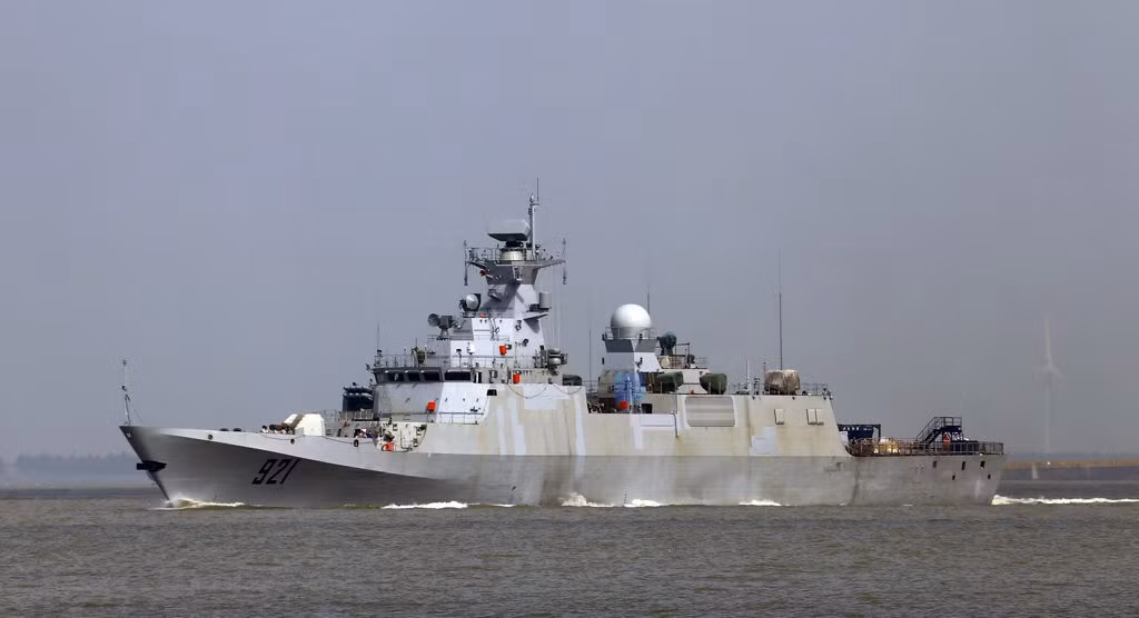 Tàu hộ vệ có lượng giãn nước toàn tải lên tới 3.000 tấn, dài 120m, rộng 14,4m, mớn nước 3,87m. Tàu được trang bị 4 máy diesel MTU cho tốc độ tối đa 30 hải lý/h. Nguồn ảnh: Twitter