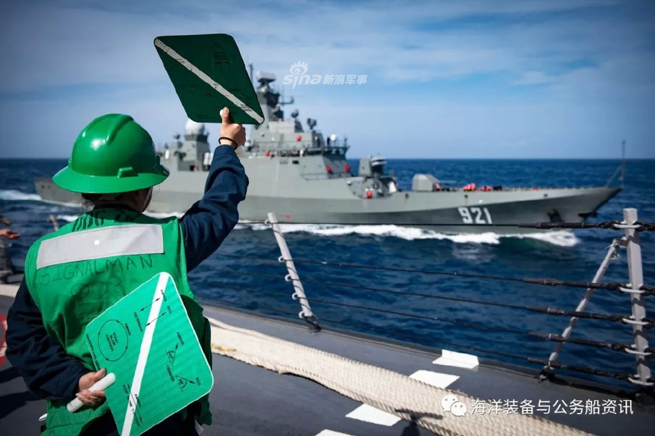 Mạng Sina (Trung Quốc) mới đây đăng tải loạt hình ảnh tàu hộ vệ tên lửa El Fatih (F921) của Hải quân Algeria viếng thăm tàu khu trục tên lửa USS Donald Cook (DDG 75) trong cuộc tập trận trên biển Địa Trung Hải. Nguồn ảnh: Sina