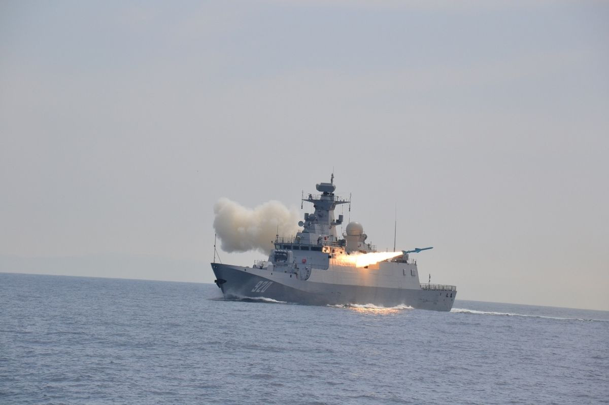 Về mặt hỏa lực, chiến hạm 3.000 tấn của Algeria trang bị toàn bộ hệ vũ khí Trung Quốc gồm 8 tên lửa hành trình chống hạm C-802. Nguồn ảnh: Pinterest