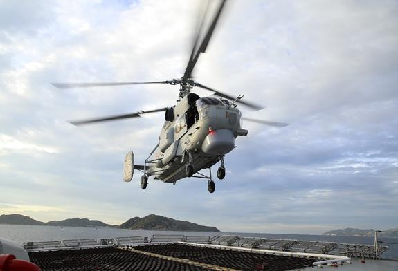 Ka-28 có thể mang nhiều loại vũ khí dùng để chống tàu ngầm gồm: ngư lôi 400mm; bom chìm; thủy lôi… ở khoang bom trong thân và có thể treo bên ngoài. Ảnh: QĐND