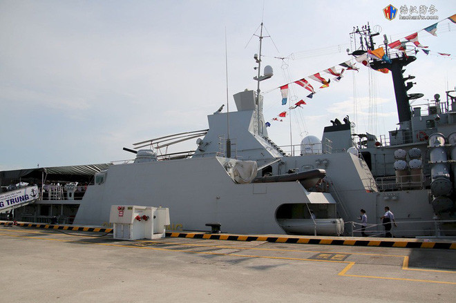 Theo báo QĐND, trong chuyến hành trình tới Nga tham gia duyệt binh hồi cuối tháng 7, đầu tháng 8, chiến hạm Quang Trung đã tiến hành diễn tập chống tàu ngầm trên vùng biển quốc tế. Lần đầu tiên, các hình ảnh về hệ thống chống ngầm hiện đại của tàu Quang Trung được giới thiệu đầy đủ nhất. Ảnh: Hanwa