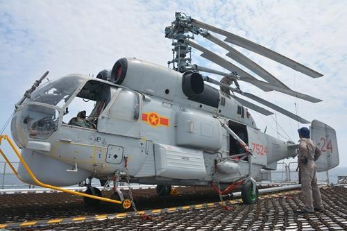 Ka-28 hiện là “sát thủ săn ngầm” tốt nhất của Việt Nam và thuộc hàng “độc” ở khu vực Đông Nam Á. Điểm làm nên “cái sự độc” là cơ cấu cánh quạt nâng đồng trục quay ngược chiều nhau, giúp triệt tiêu hoàn toàn momen xoay, qua đó máy bay không cần cánh quạt đuôi, giảm tiếng đáng kể tiếng ồn và kích thước. Ngoài ra, nó giúp cho trực thăng có độ cơ động và linh hoạt cao hơn. Ảnh: QĐND