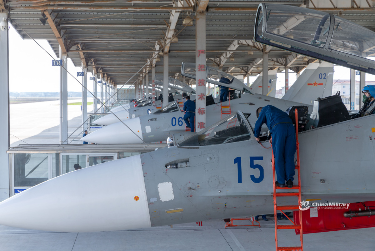 Theo một số nguồn tin không chính thức, phiên bản Su-30MK2 dành cho Không quân Trung Quốc được thiết kế theo kiến trúc mở cho phép Bắc Kích tích hợp các khí tài điện tử nội địa lên máy bay như pod định vị hay gây nhiễu điện tử. Ngoài ra, cơ bản trang bị radar, cảm biến còn lại do Nga cung cấp. Nguồn ảnh: China Military