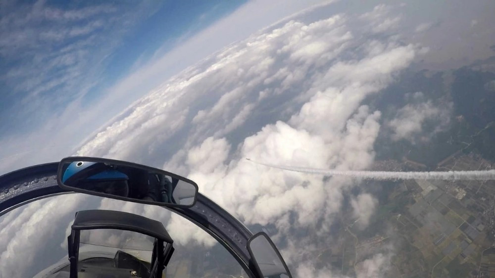 Phóng tên lửa không đối không tấn công mục tiêu. Nguồn ảnh: dambiev